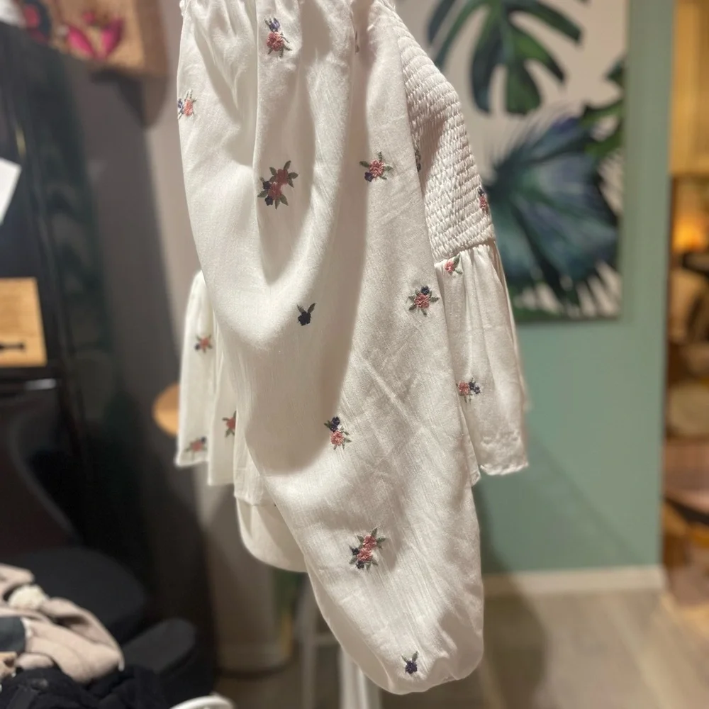 ❣️💕Torrid White Floral Smocked On/Off Shoulder Blouse💗🌹 - Picture 5 of 9